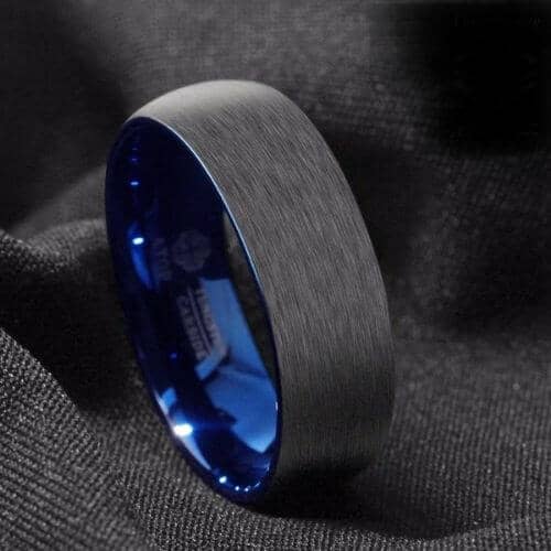 Gebürsteter schwarzer Ring für Männer mit einer hellblauen Innenseite, die am Rand des Rings sichtbar ist