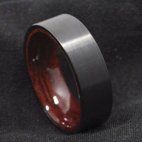 Schwarzer Wolframkarbidring für Herren mit Naturholz innen in allen Größen