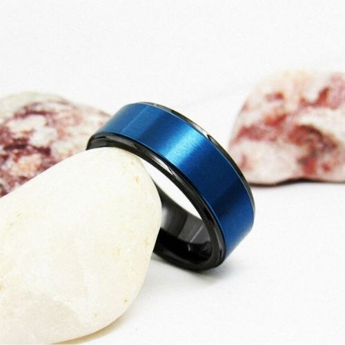 Herrenring - Blaue Mitte mit polierten schwarzen Kanten und modernem Design im Inneren