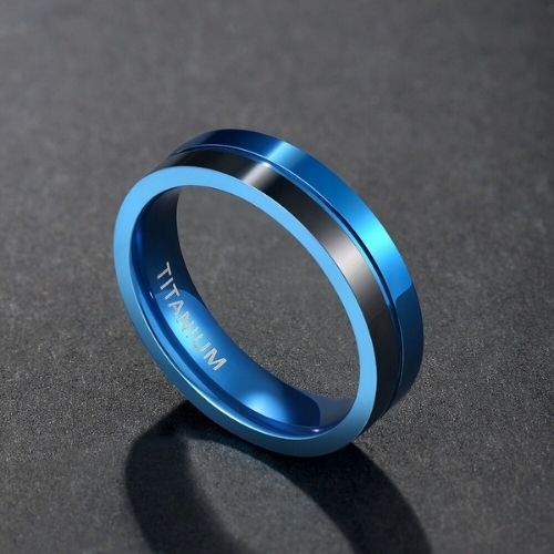 blauer Herrenring mit halb blauem, halb schwarzem Titan-Design, modernes Design, poliert