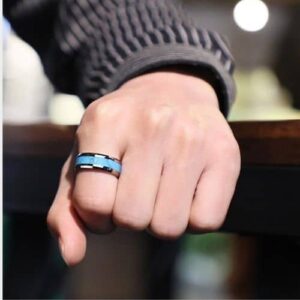 Mann probiert seinen silbernen und blauen Wolframring an