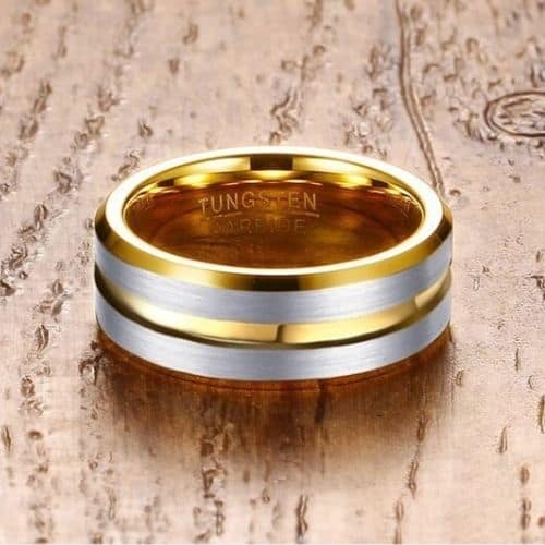gebürsteter Silberring für Männer auf goldenem Wolframband, modernes Design im traditionellen Stil