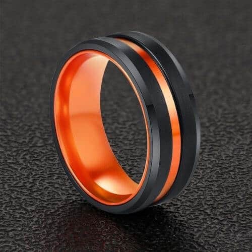 schwarzer Herrenring mit orangefarbenem Band in der Mitte und orangefarbener Innenseite, 8 mm