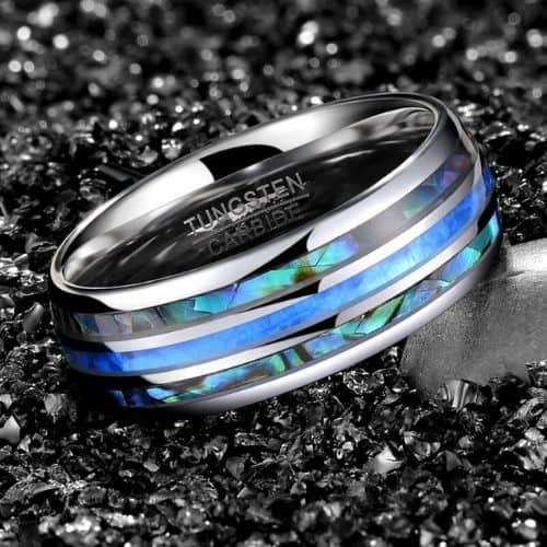 blauer silberner Herrenring mit Opal und Muschel auf Wolframband 8mm modernes Design