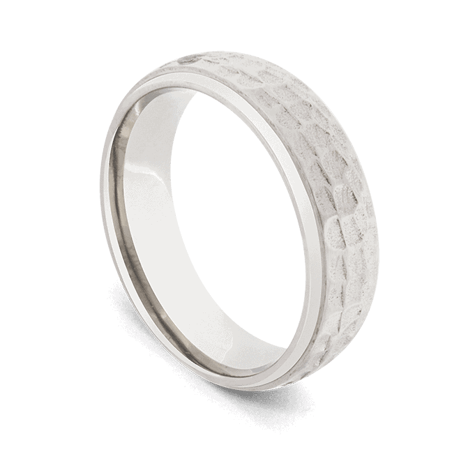 Titanring für Männer - Silber mit facettenreichem gehämmertem Finish