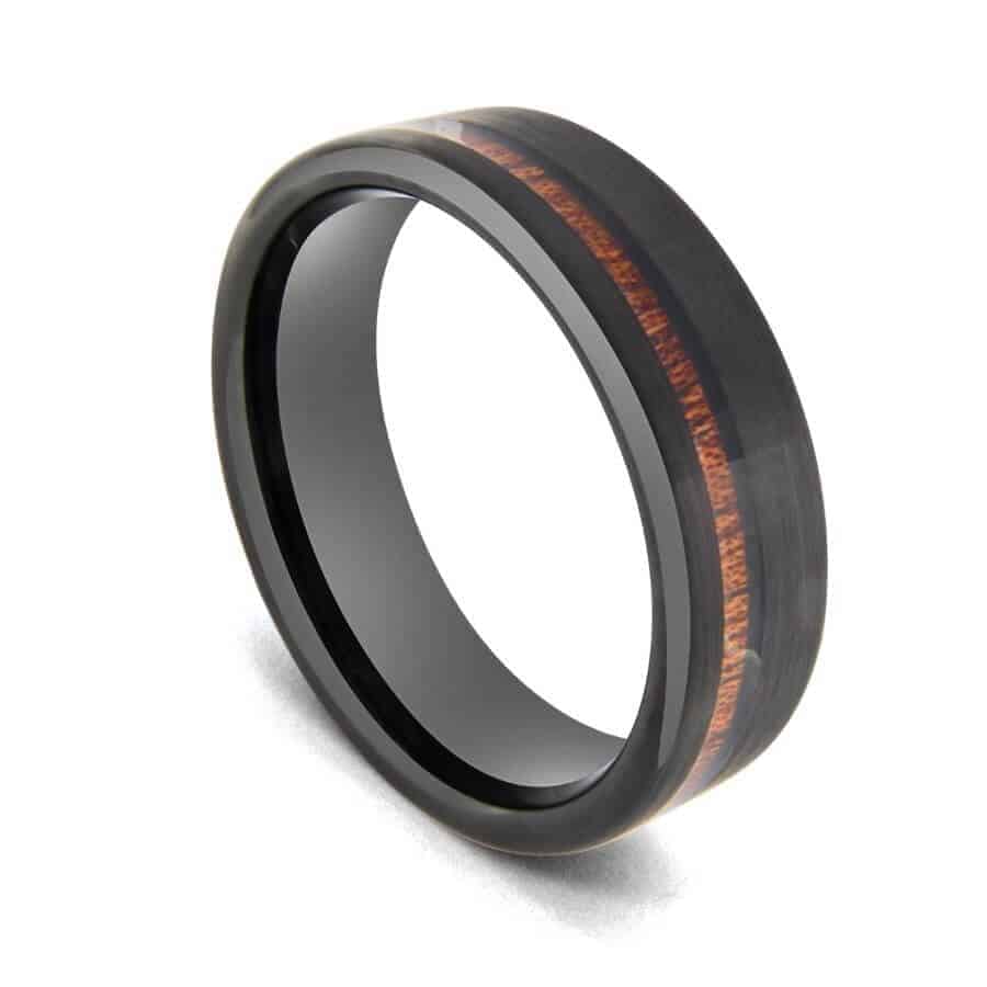 Schwarzer Wolframring mit Rille aus Naturholz