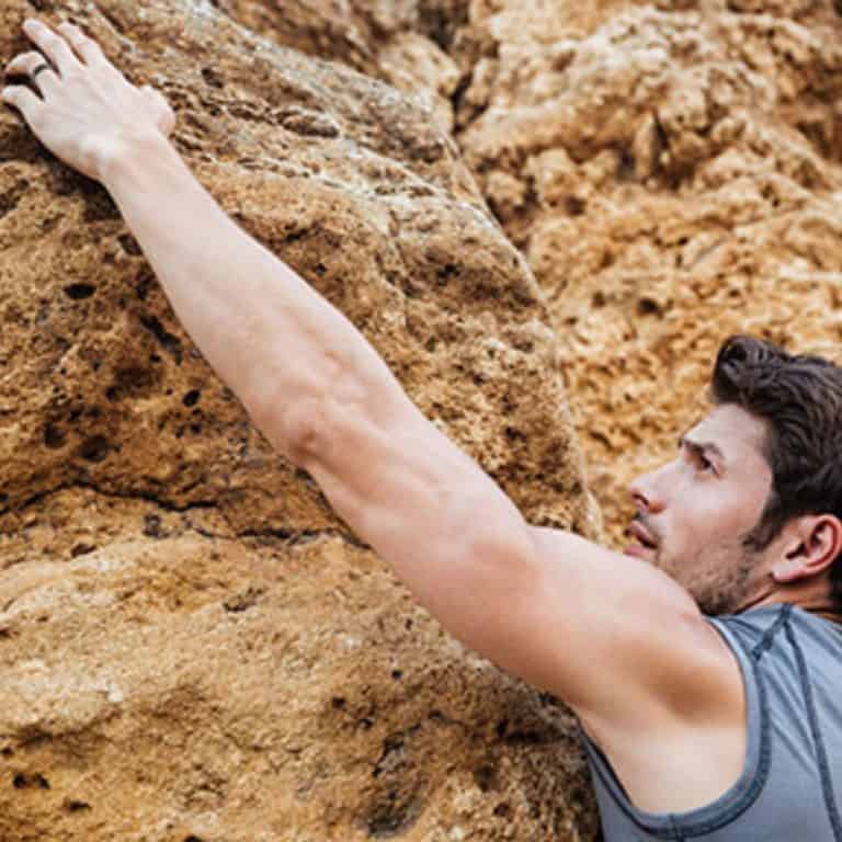 Mann klettert mit seinem Ring