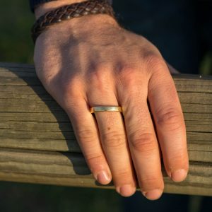 Die Hand des Mannes zeigt seinen Ring