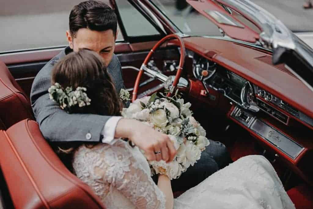Heiraten, Bräutigam trägt schwarzen Ring