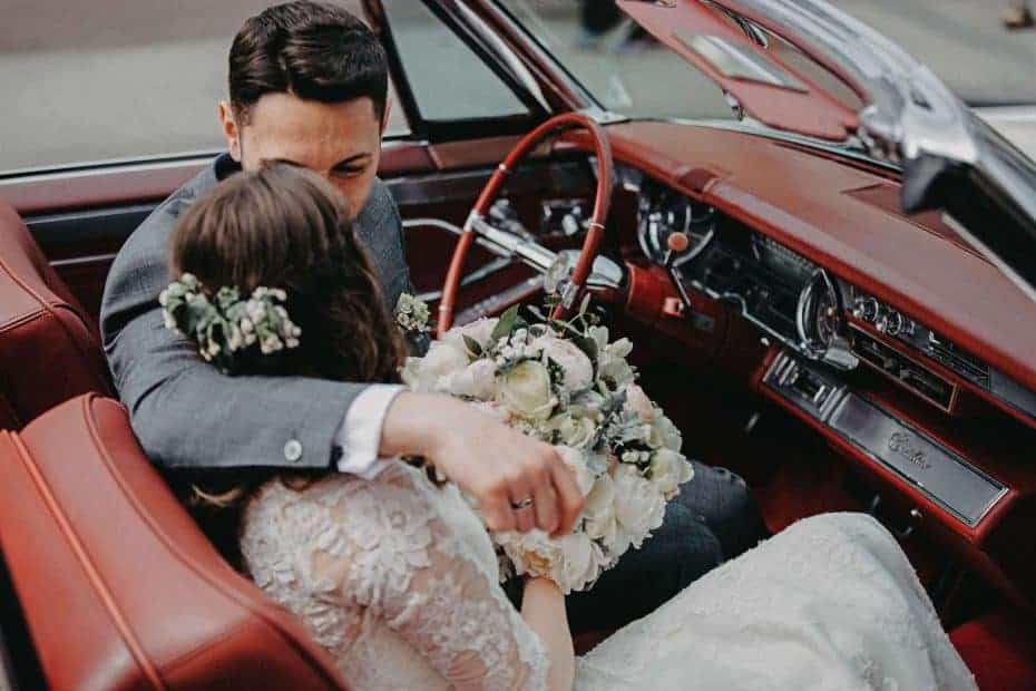 Heiraten, Bräutigam trägt schwarzen Ring