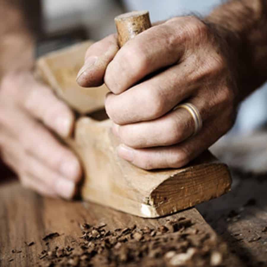 Die Hand des Mannes zeigt seinen Ring