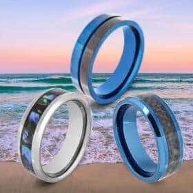 blaue Ringe für Männer vor Meereshintergrund