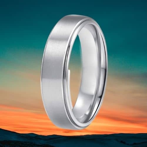 Silberner Titanring für Männer vor Sonnenuntergang