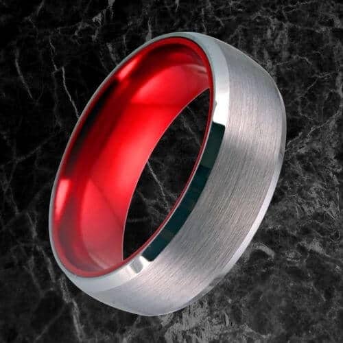 Herrenring aus gebürstetem Silber mit roter Innenseite