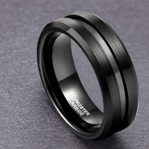 Gebürsteter schwarzer Herrenring. Modernes Design aus gebürstetem Wolfram, 6 mm, 8 mm