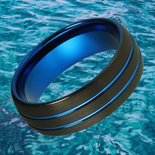 schwarzer Ring für Männer aus Wolfram mit blauen Highlights im modernen Design