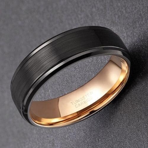 schwarzer Herrenring aus gebürstetem Wolfram mit Roségold innen, modernes Design