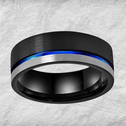 schwarzer Herrenring mit silbernen und blauen Highlights auf einer Seite im modernen Design