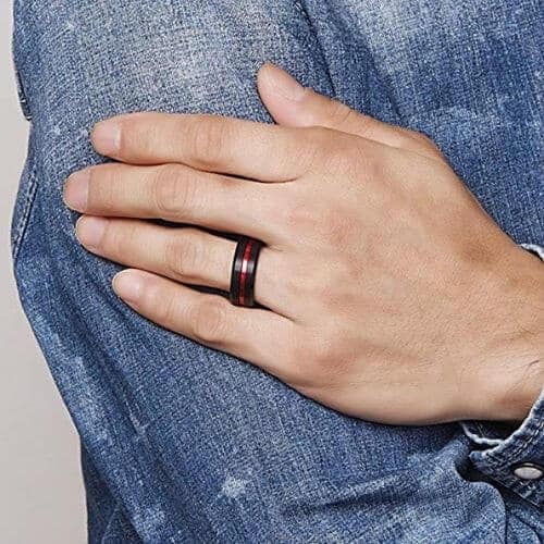 Mann trägt seinen schwarz-roten Ring