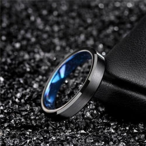 Wolframring für Herren - 4 mm dünn, modernes Design, innen schwarz und blau gebürstet