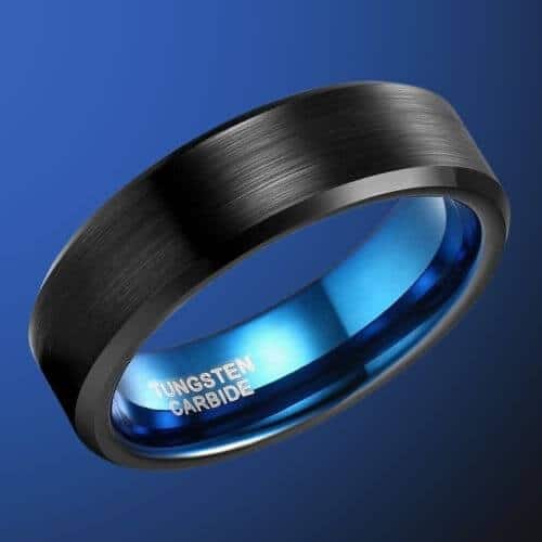 Herrenring aus gebürstetem schwarzem Wolfram, 4 mm, dünnes Band mit blauer Innenseite