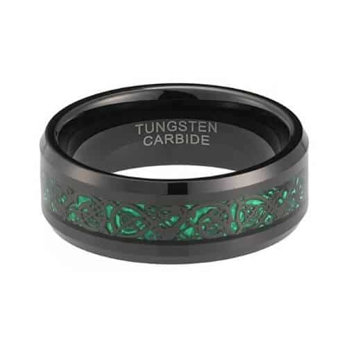 Grüner Herren Wolframring 8mm auf schwarzem Wolfram