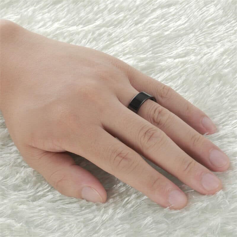Mann trägt schwarzen Wolframring