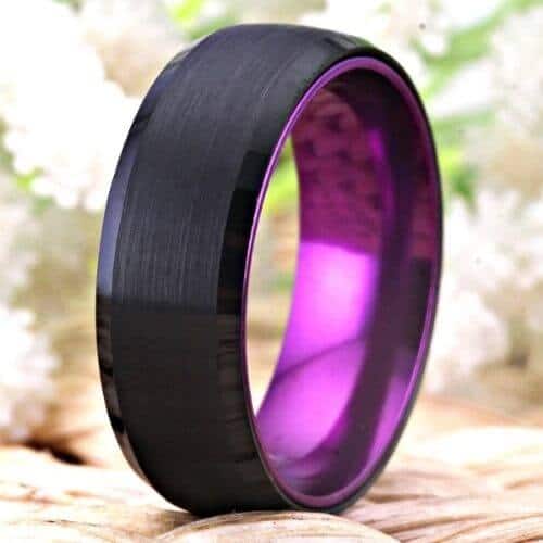 Schwarzer und violetter Ring für Männer im modernen Design