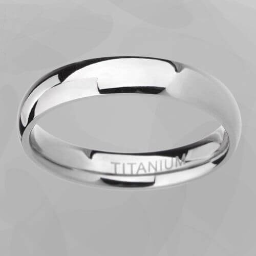 Titanring für Männer – poliertes Silber, modernes Design im traditionellen Stil