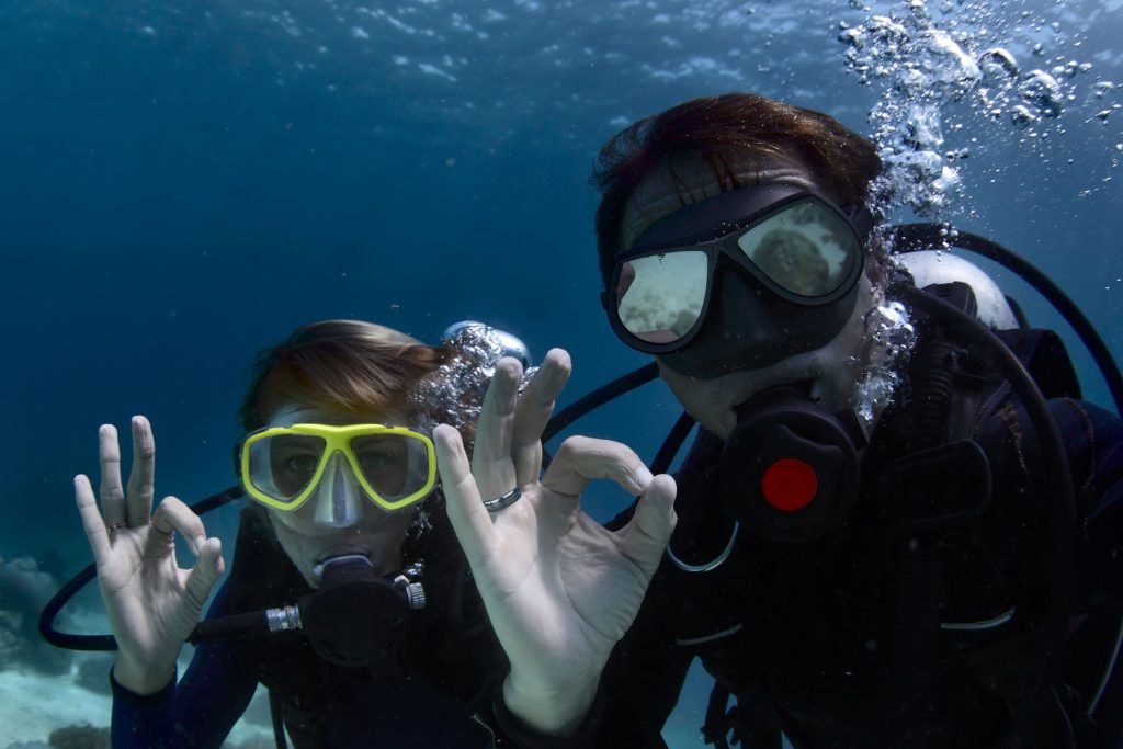 Schwimmen unter Wasser mit Ring