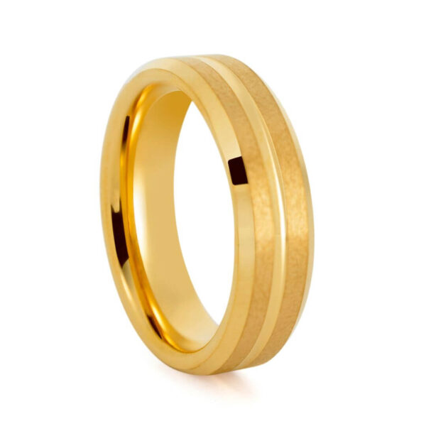 Goldener Herrenring aus Wolframkarbid gefertigt